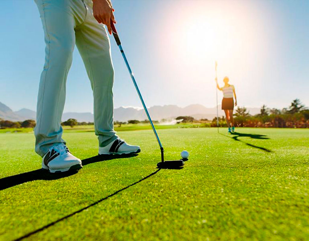 jugar a golf