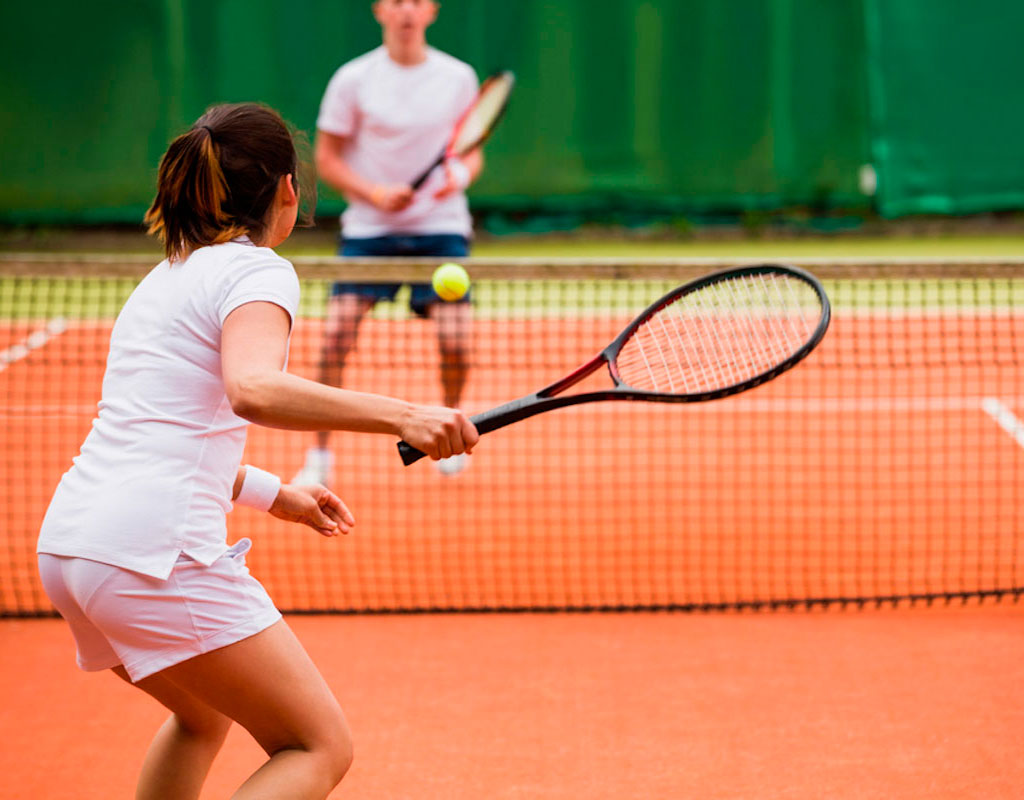 jugar a tenis